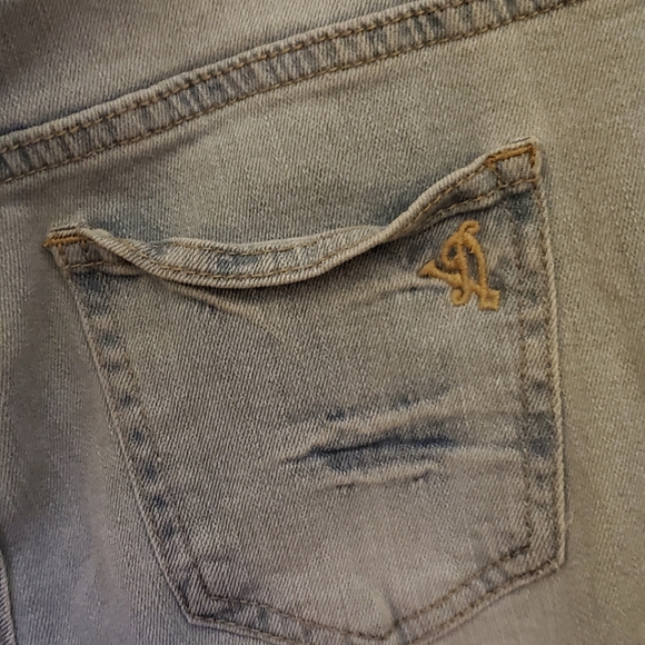 Distressed VIP Jeans - Picture 5 of 6